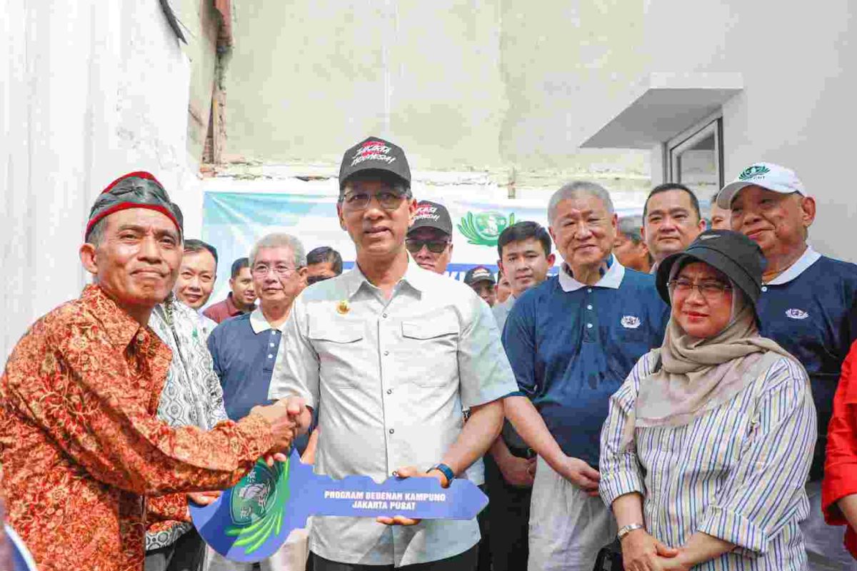 Heru serahkan kunci rumah warga hasil Program Bebenah Kampung