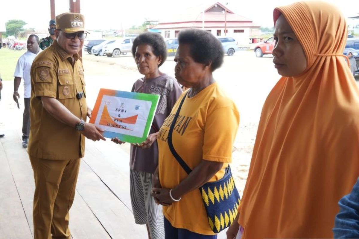 Ribuan KPM di Kabupaten Sorong terima BPMT dan PKH