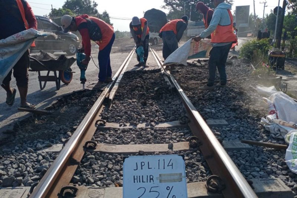 KAI Daop 7 lakukan perawatan sejumlah jalur di pelintasan sebidang