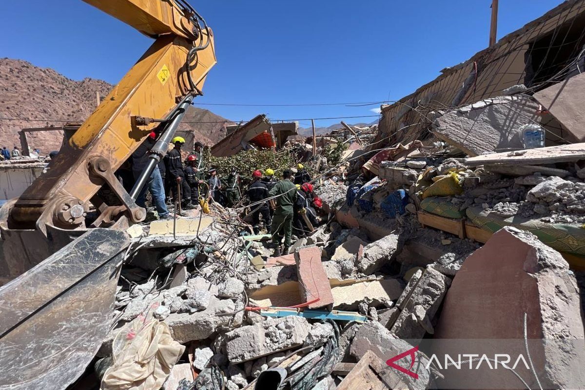 Petugas berjibaku cari penyintas Gempa Maroko, 2.500-an orang tewas