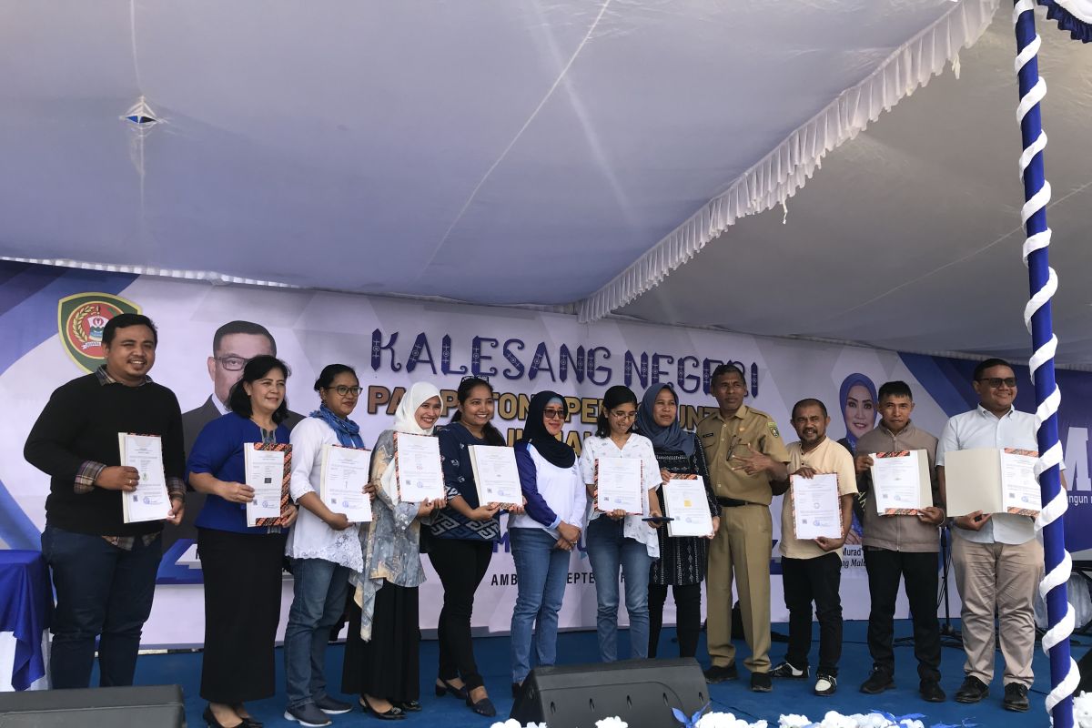 Dispar Maluku beri sertifikat hak cipta untuk 13 pelaku usaha ekonomi kreatif