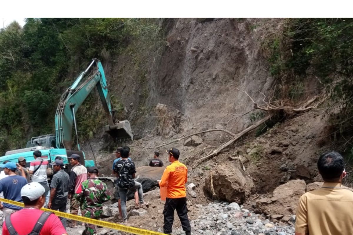 Basarnas evakuasi penggali batu korban longsor di Karangasem