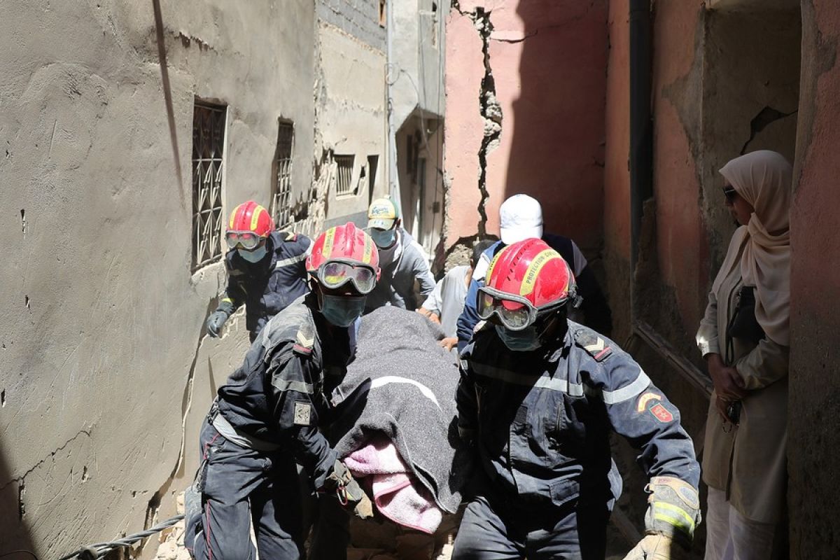 Tim penyelamat di Maroko berpacu dengan waktu cari korban gempa