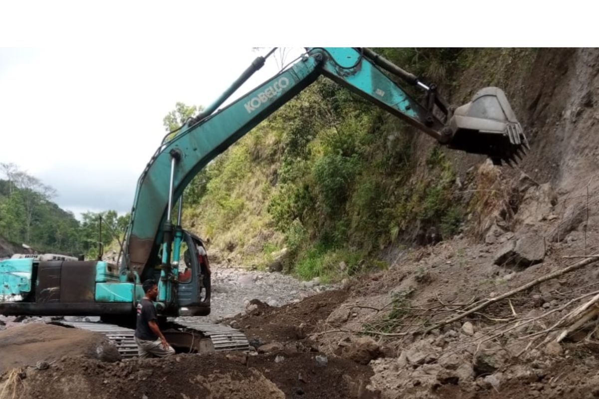 Penggali batu Karangasem diminta tak kerja manual usai terjadi longsor