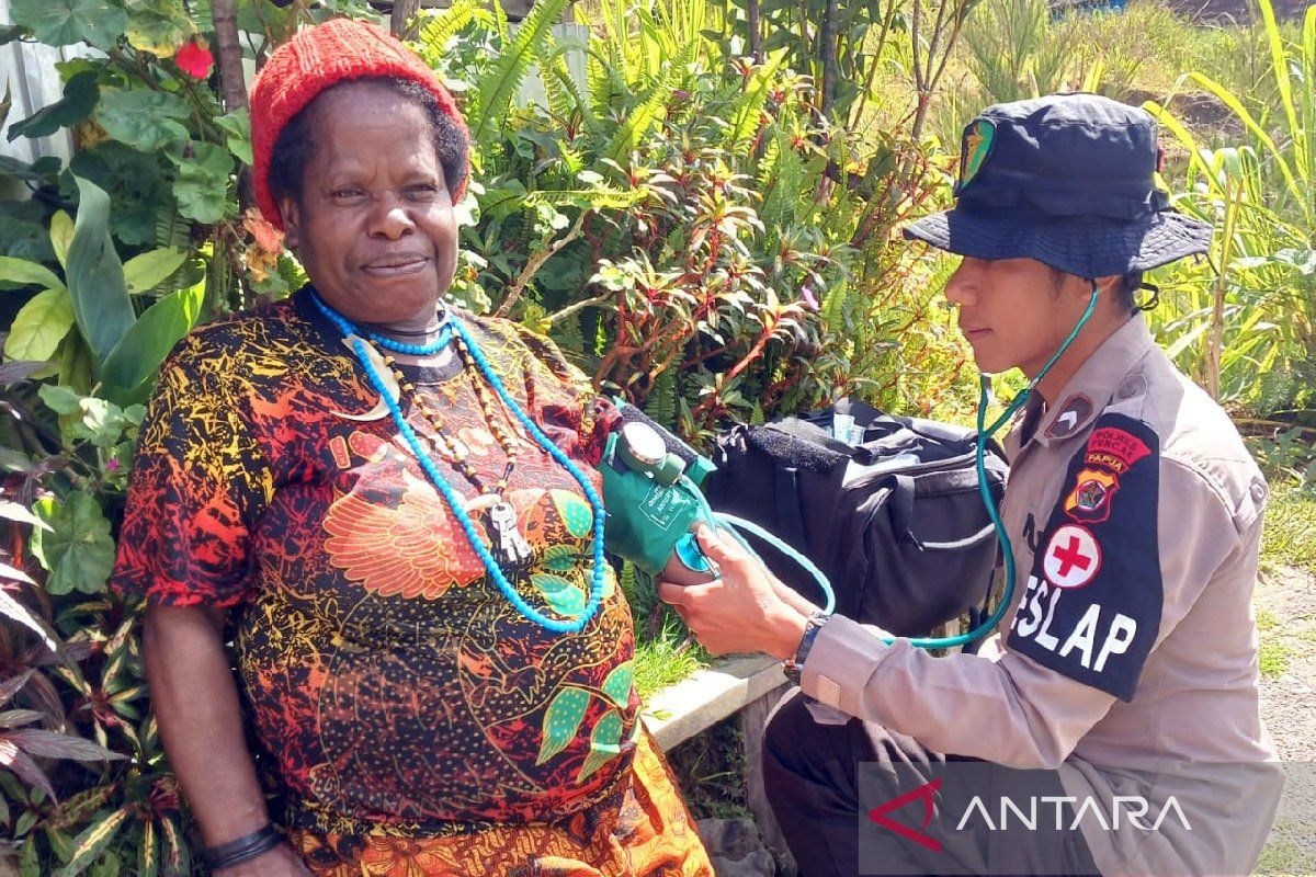 Tim kesehatan Satgas Rasaka Cartenz obati warga Kampung Kago