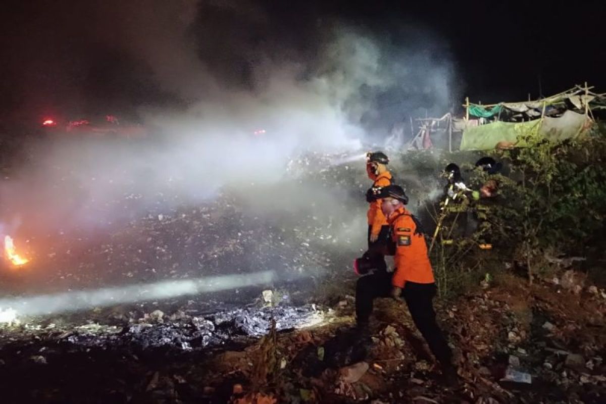 Ribuan warga Cirebon mengungsi akibat kebakaran TPA