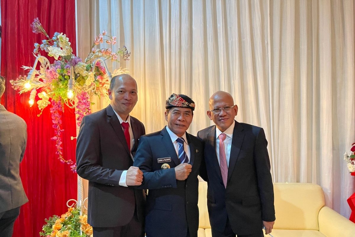 Gubernur Zainal Hadiri Pengukuhan Pius Lustrilanang Sebagai Guru Besar Unsoed