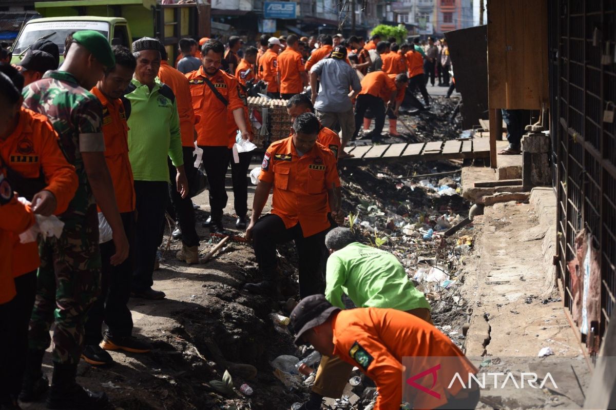 Pemko dan TNI-Polri gotong royong bersihkan kawasan Jalan Thamrin