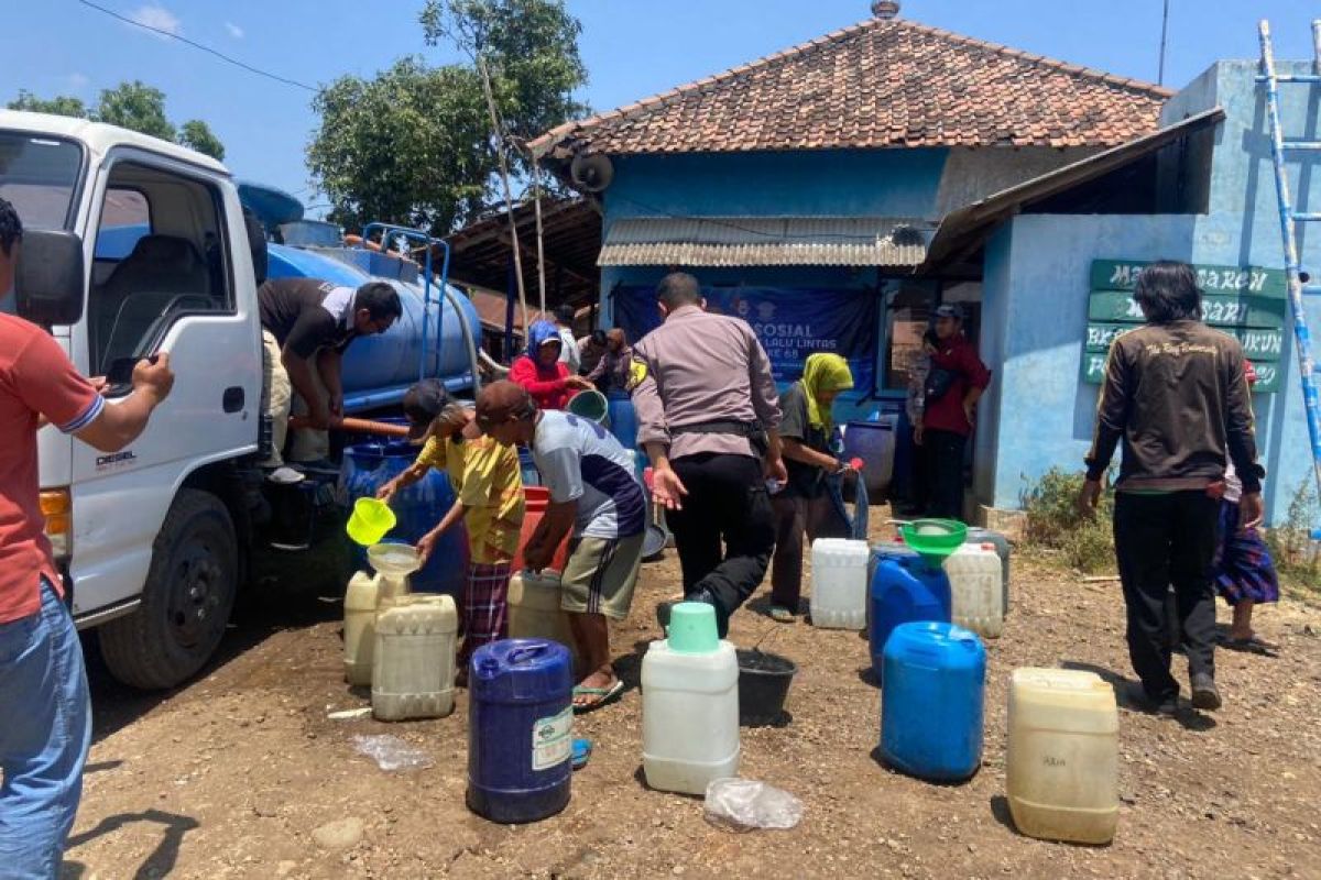 Polres Ponorogo salurkan bantuan air bersih untuk desa kekeringan