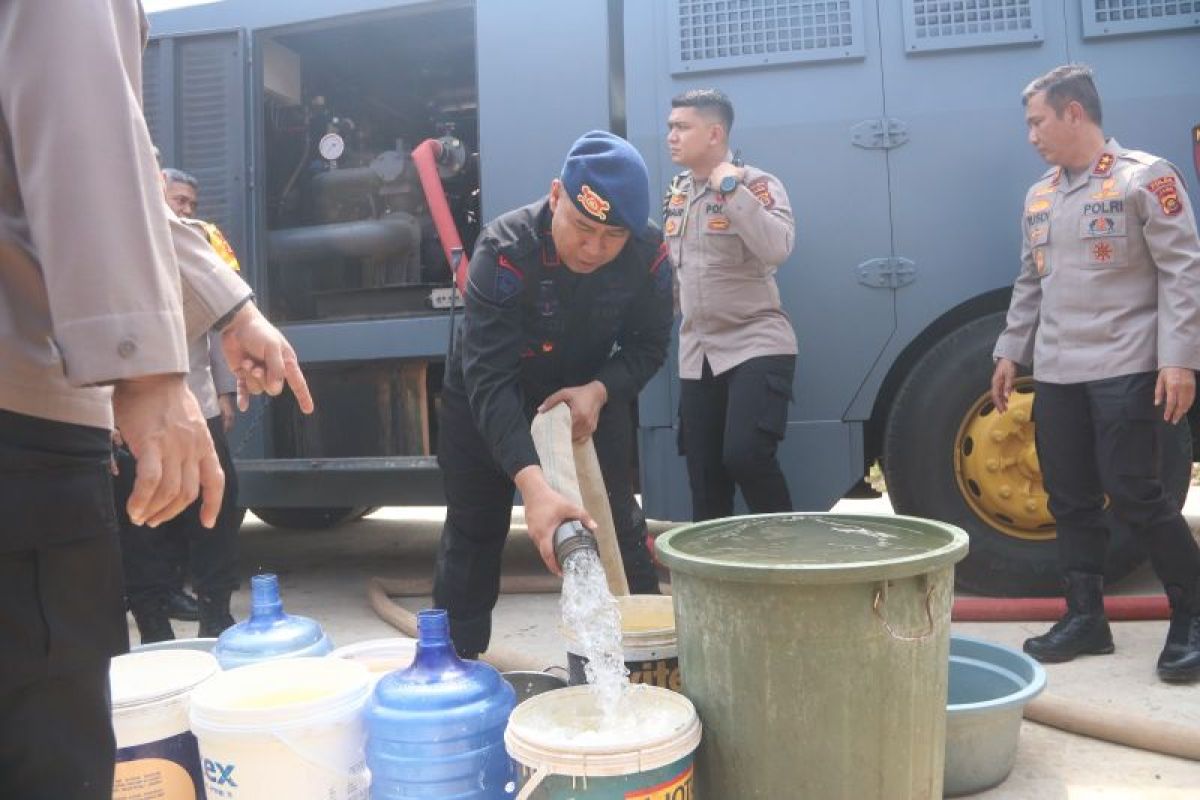 Polda Jambi beri bantuan air bersih untuk warga