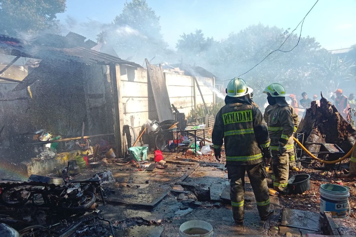 Diduga arus pendek, tiga rumah di Cakung ludes terbakar