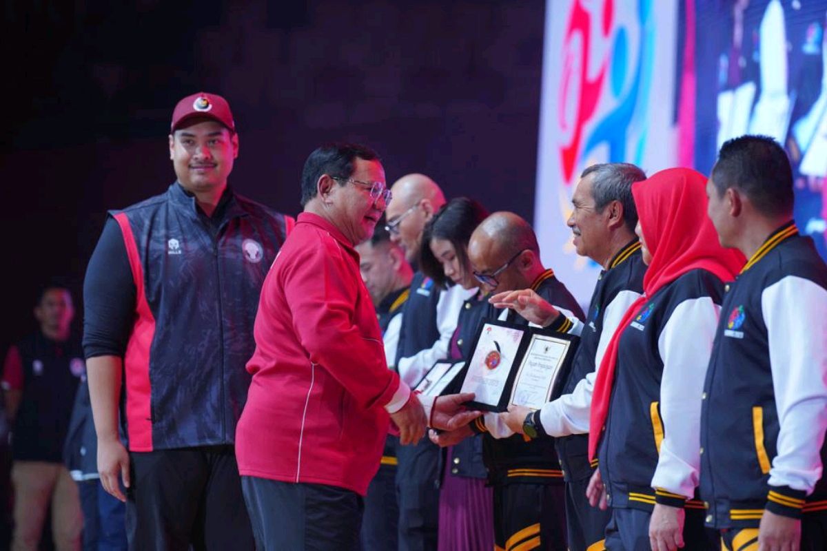 Diserahkan Prabowo, Gubernur Syamsuar terima penghargaan pelaku olahraga berprestasi 2023