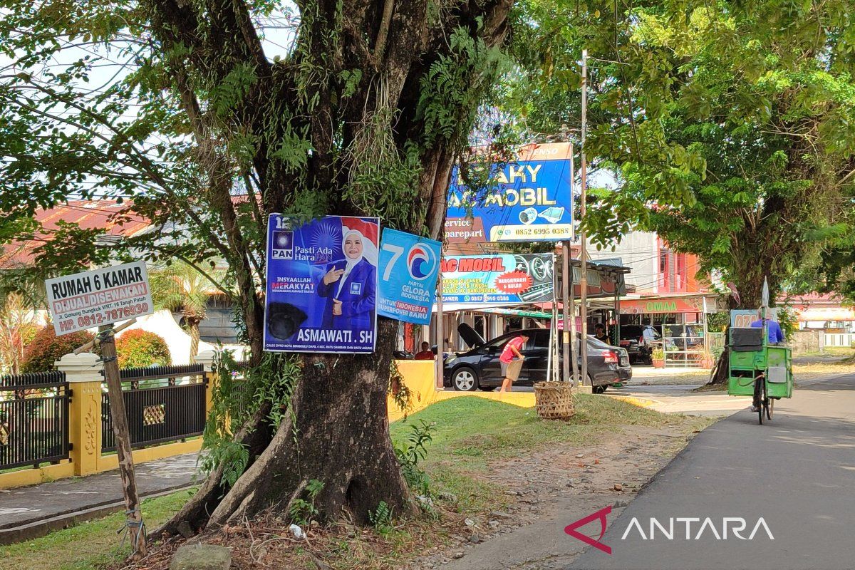 Warga Bengkulu keluhkan keberadaan baliho Pemilu 2024 di badan jalan