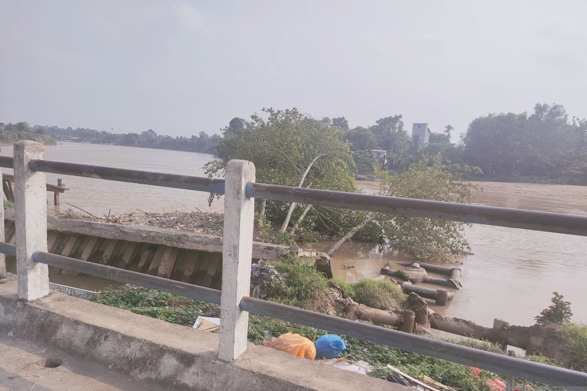 Turap penahan tebing di Rengat runtuh ke Sungai Indragiri
