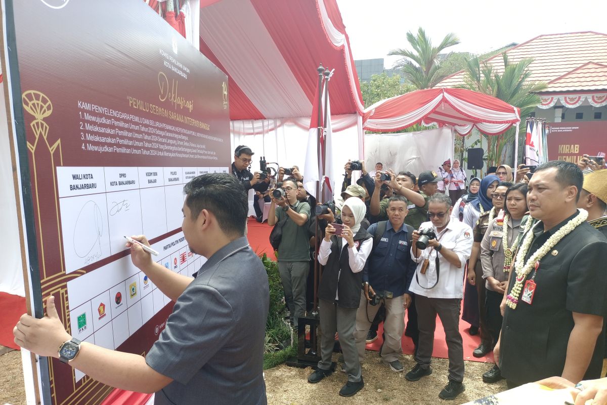 Foto - Ketua DPRD Banjarbaru tandatangani deklarasi pemilu damai