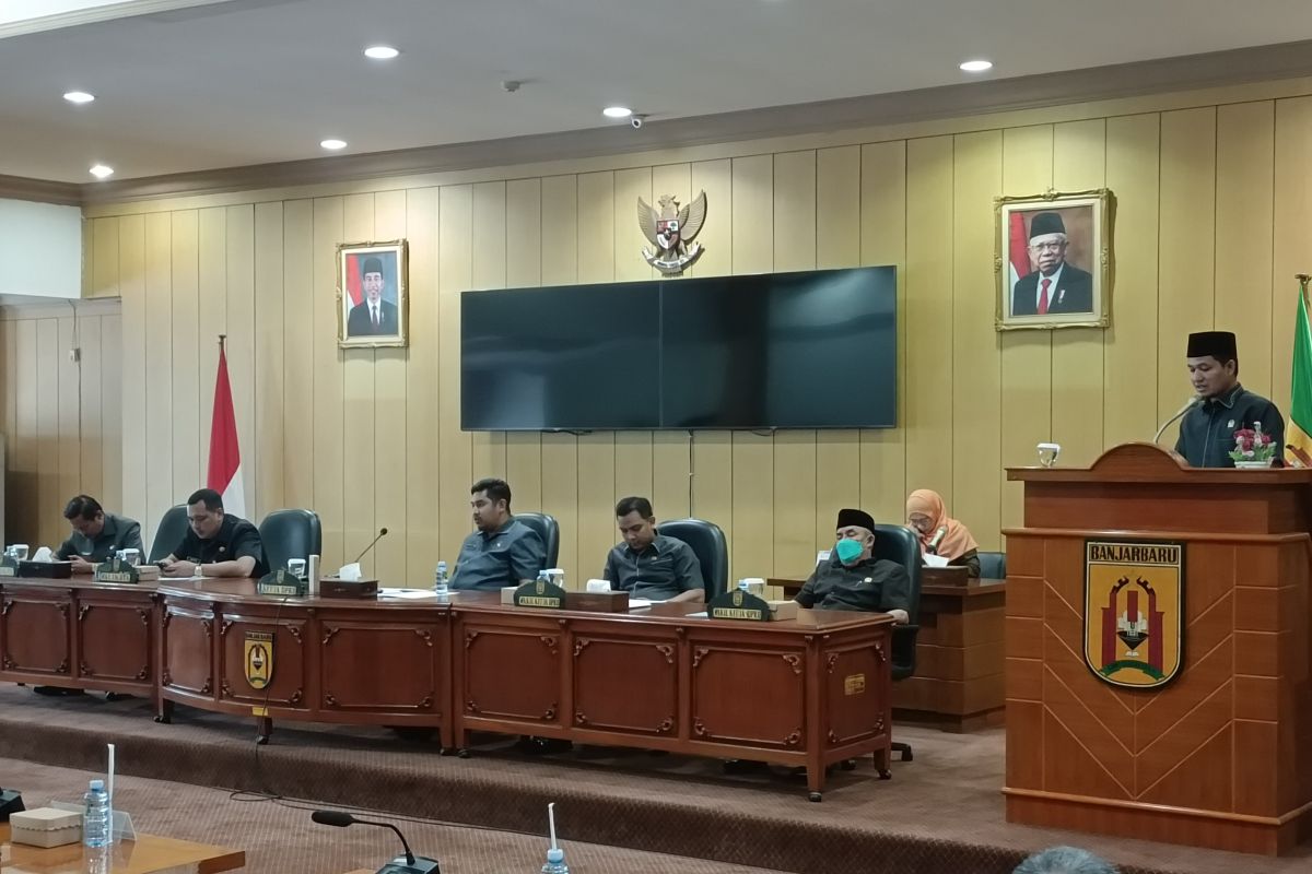 Foto - Rapat Paripurna terkait pandangan umum fraksi DPRD Banjarbaru terhadap RAPBD 2024
