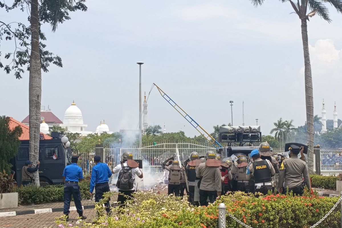Unjuk rasa penolakan relokasi warga Rempang Kepri ricuh