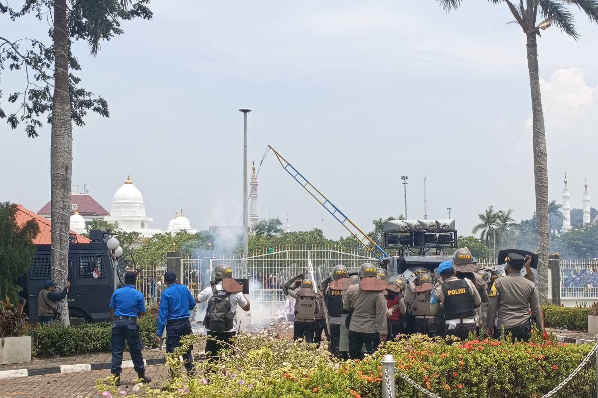 Ricuh, aksi unjuk rasa di depan kantor BP Batam