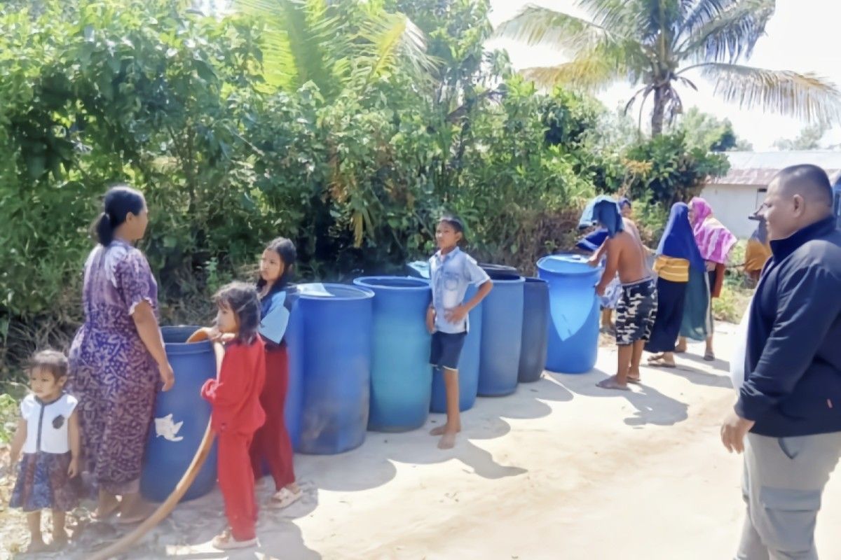 Anggota DPR bantu pasok air bersih ke masyarakat Kotawaringin Timur