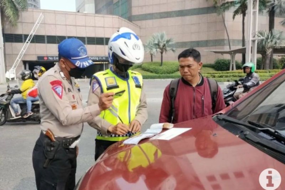 Polisi setop tilang kendaraan tidak lolos uji emisi