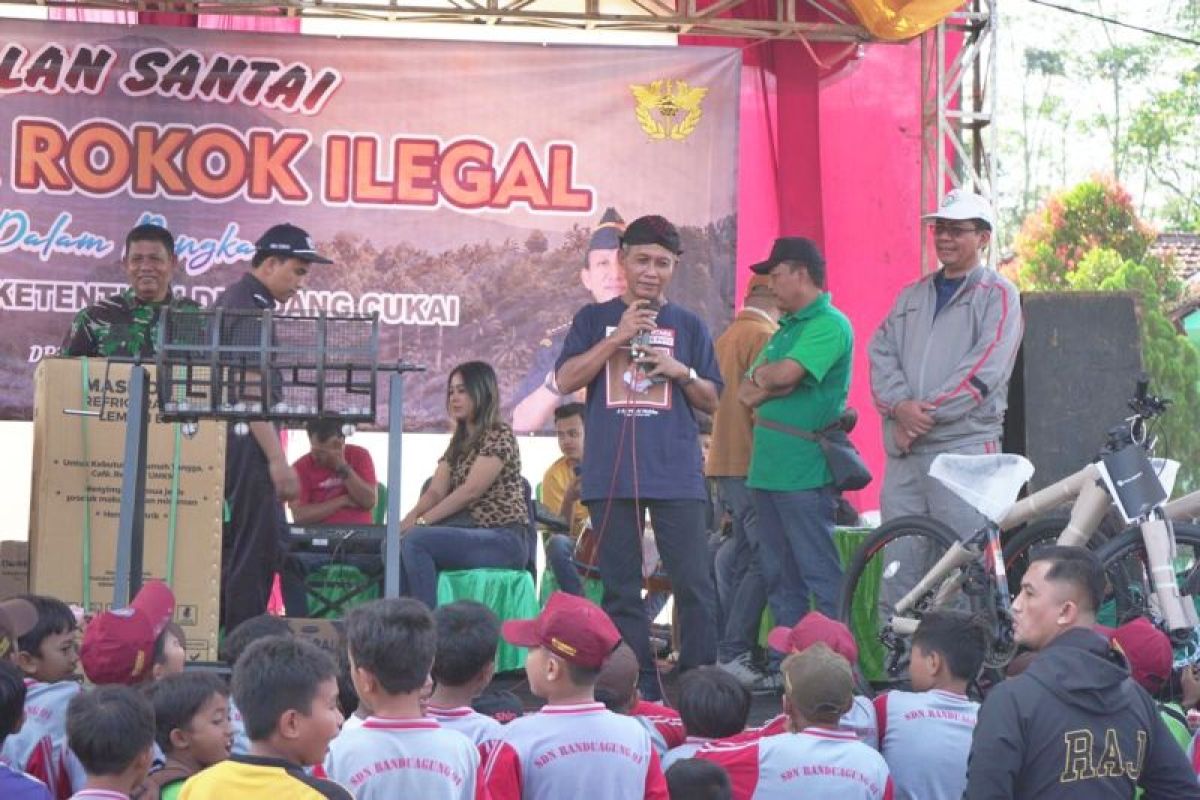 Warga Randuagung Lumajang diajak kenali ciri rokok ilegal dengan jalan santai
