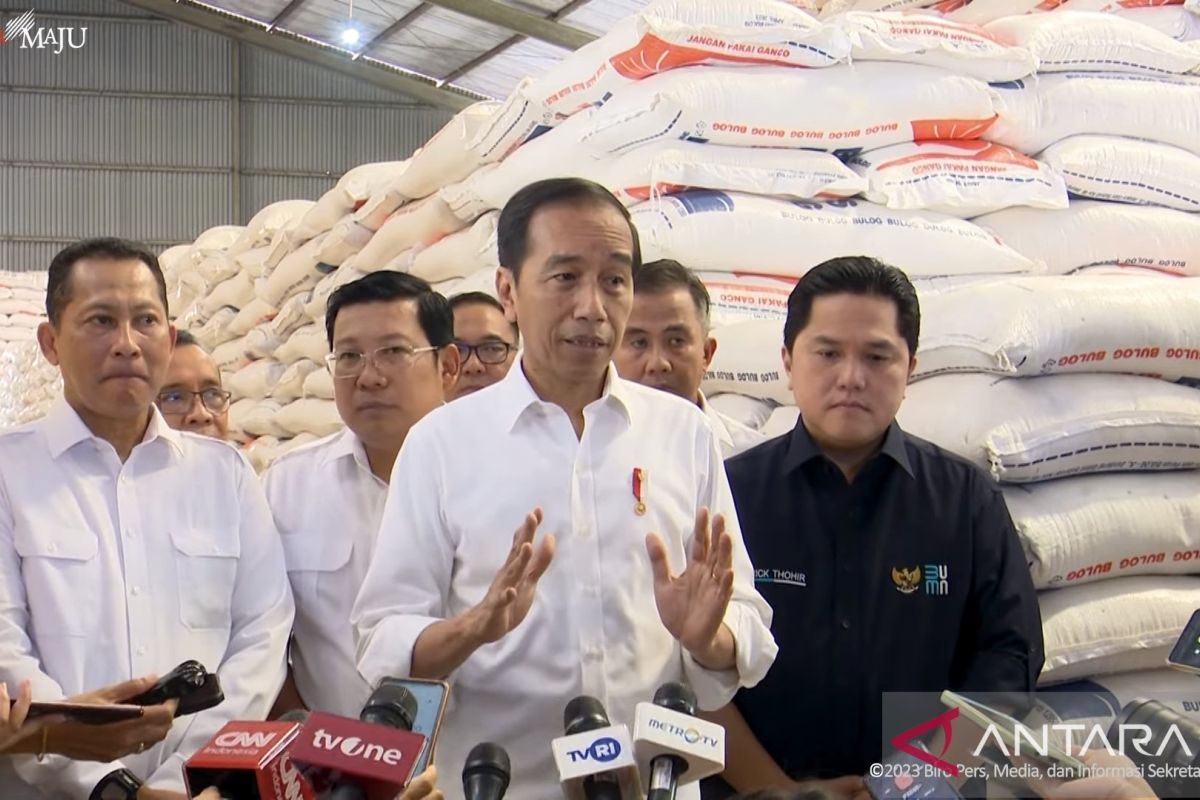Presiden Joko Widodo cek stok beras di gudang Bulog