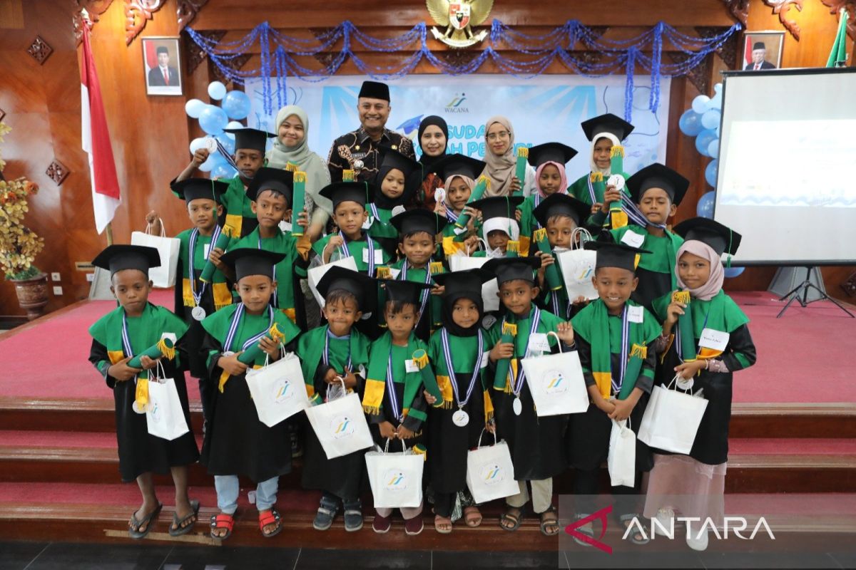 Gelar wisuda 20 anak sekolah pesisir Lhokseumawe, begini harapan Pj wali kota