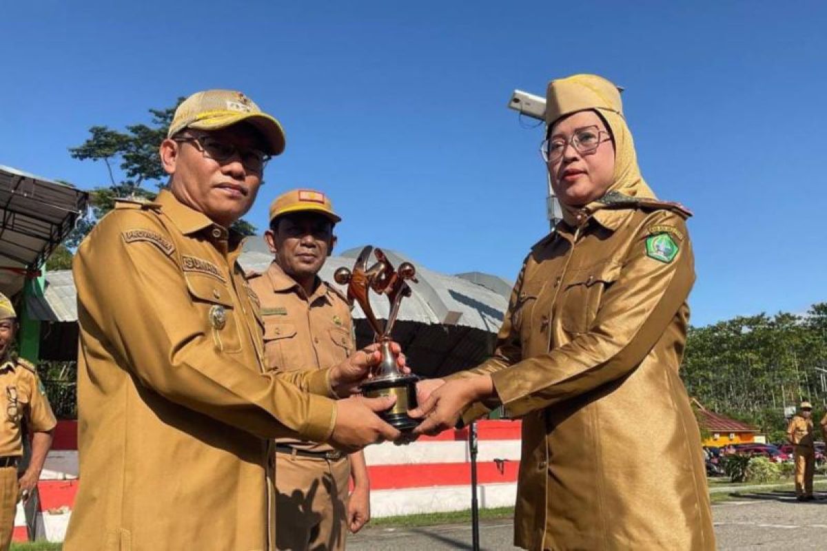 Pj Bupati serahkan penghargaan Kabupaten Layak Anak kepada DP3A Kolaka Utara