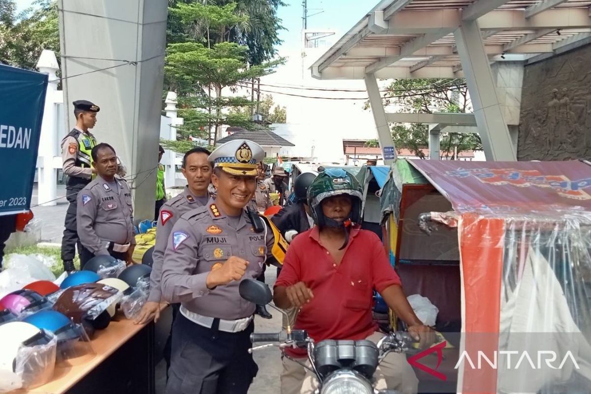 Polda Sumut bagikan 200 helm SNI ajak  abang betor tertib lalu lintas