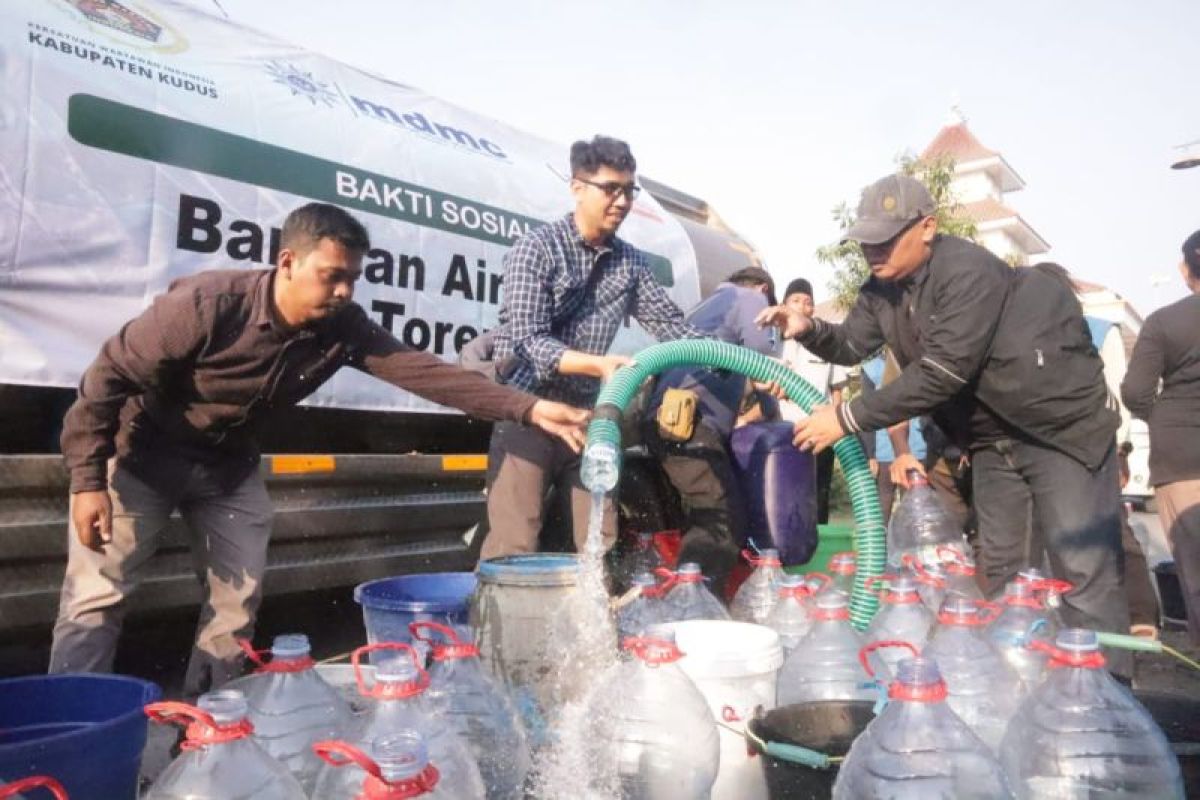 PWI-MDMC Kudus distribusi air bersih kepada warga terdampak kekeringan