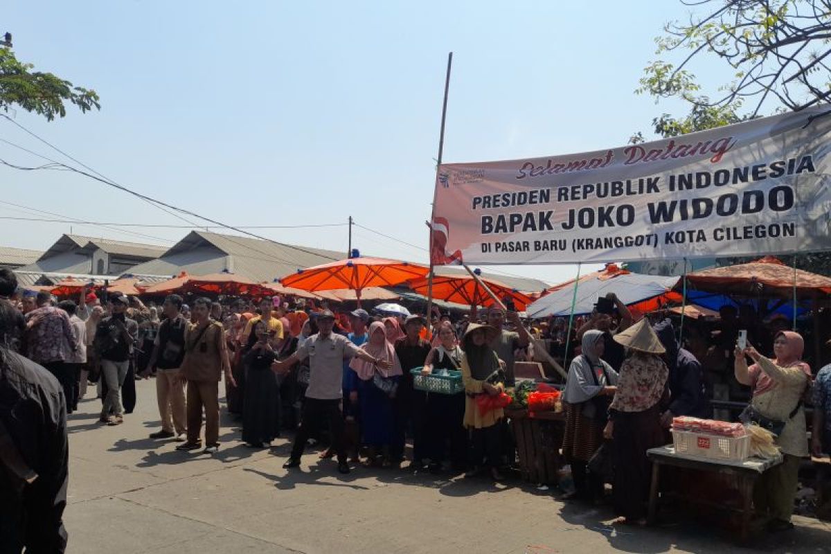 Ratusan warga Cilegon antusias sambut Presiden Jokowi di Pasar Kranggot