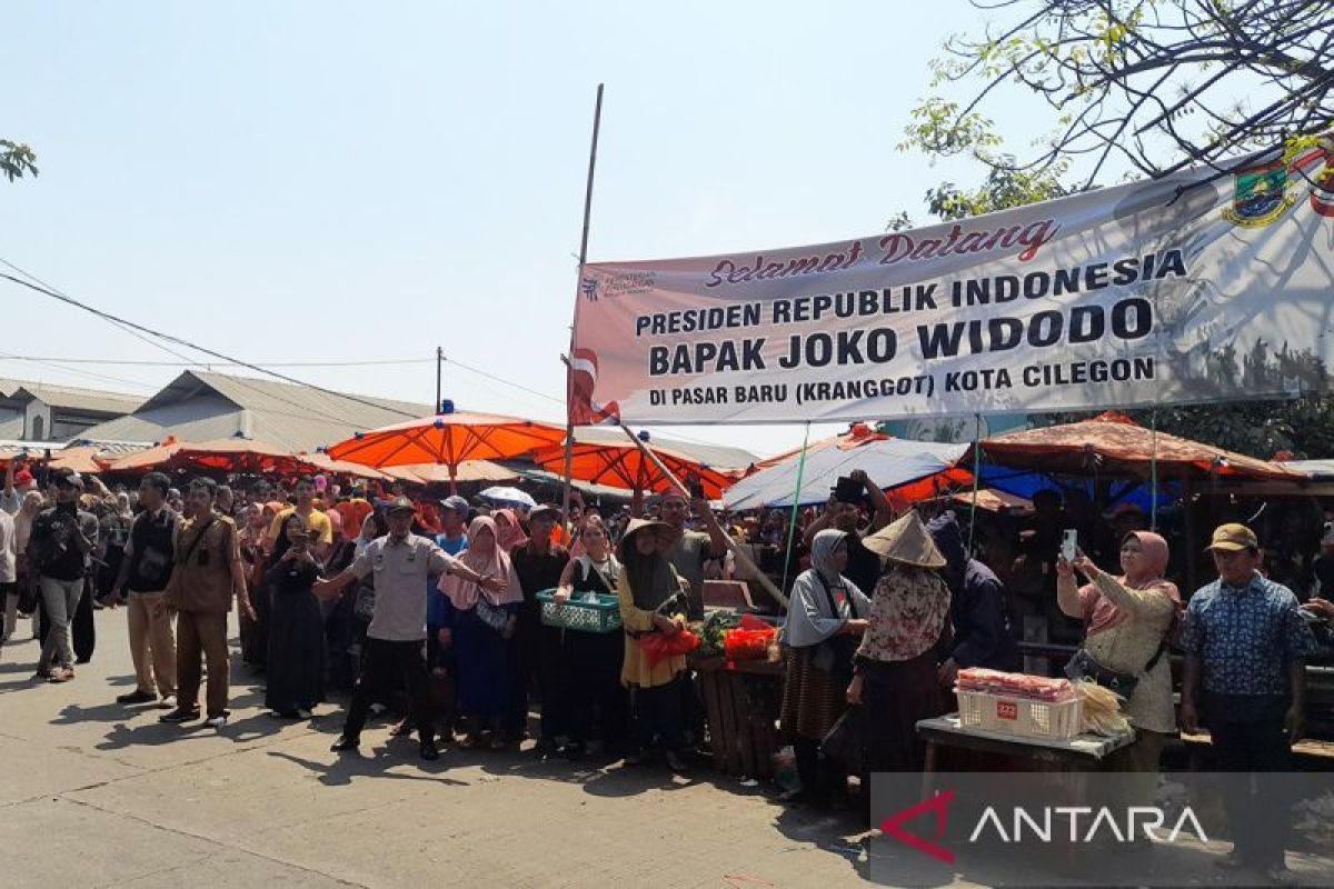 Ratusan warga Cilegon antusias sambut Jokowi di Pasar Keranggot