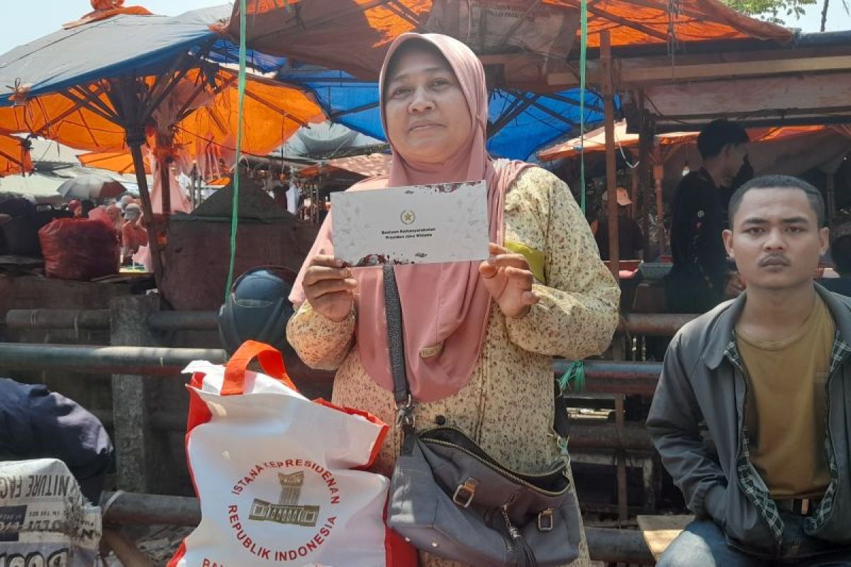 Warga Cilegon antusias dapat paket sembako dari Presiden Jokowi