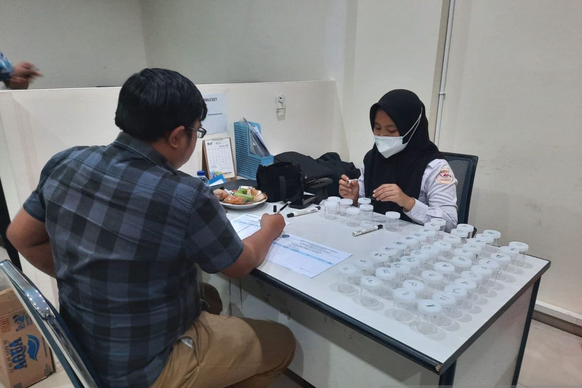 BNNK Kota Sukabumi lakukan pemeriksaan urine puluhan pegawai leasing