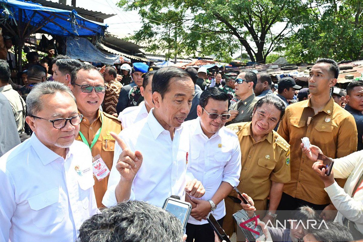 Presiden Jokowi cek harga kebutuhan pokok di PasarKranggot Cilegon