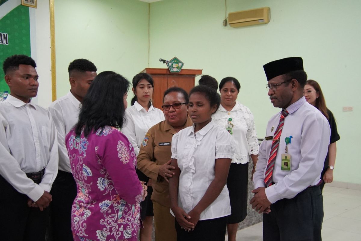 Kanwil Kemenag Papua lepas 73 mahasiswa penerima beasiswa afirmasi