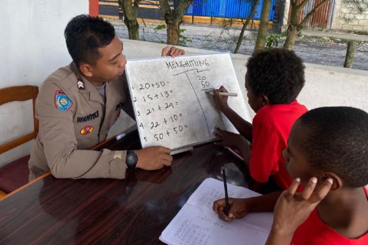Satgas Rasaka Cartenz mengajarkan anak-anak asrama Yalimo di Wamena