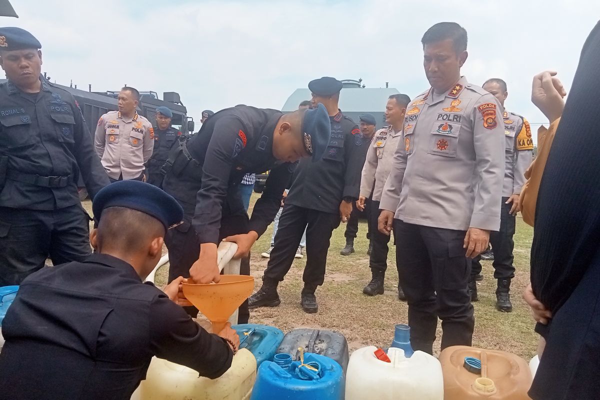 Polda Jambi salurkan 24 ribu liter air bersih ke desa di Muaro Jambi