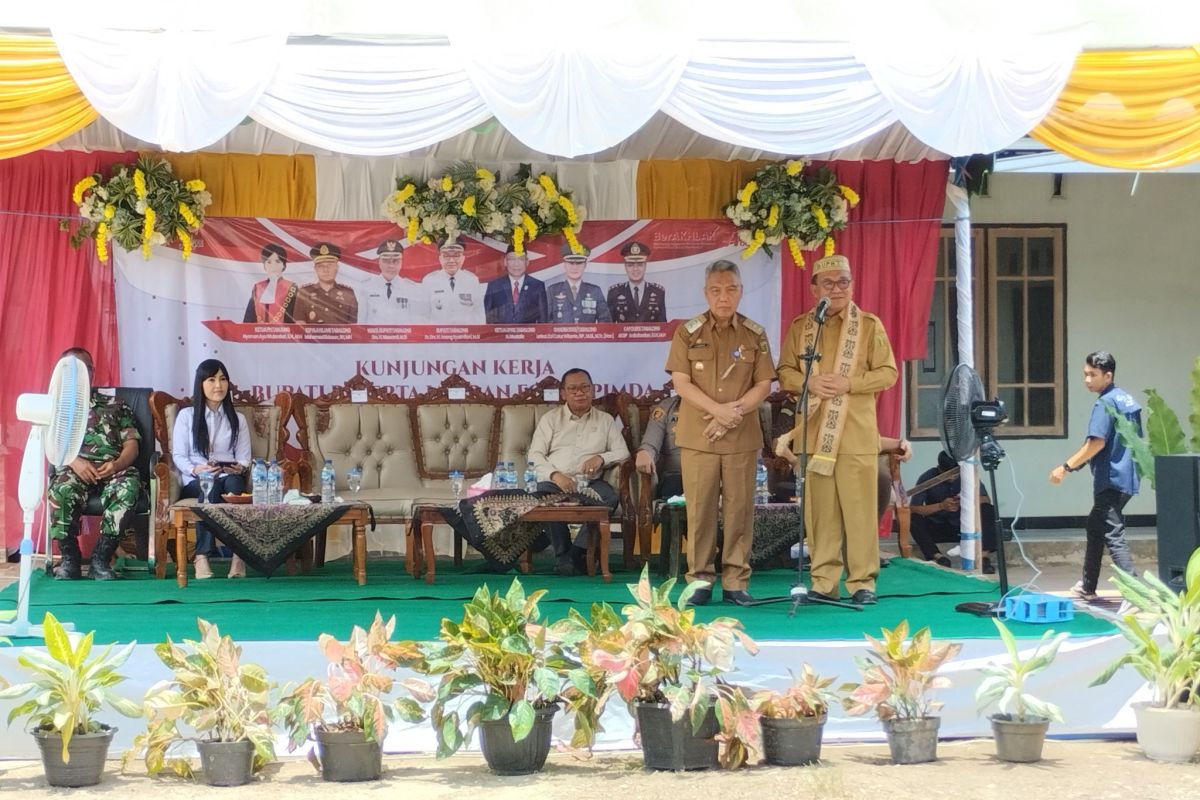 Bupati Tabalong serahkan bantuan cadangan pangan