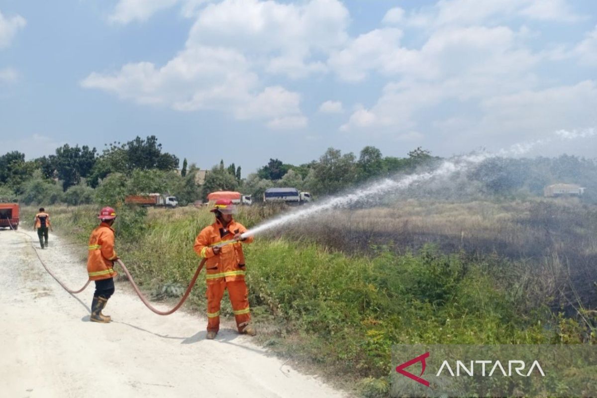 Tim Gabungan padamkan kebakaran lahan kosong akibat pembakaran sampah di Bogor