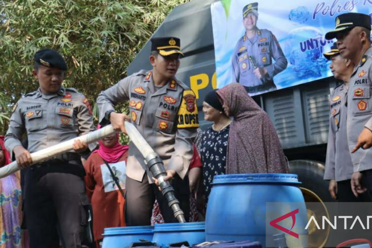 Polres Karawang distribusikan air bersih bantu warga terdampak kekeringan