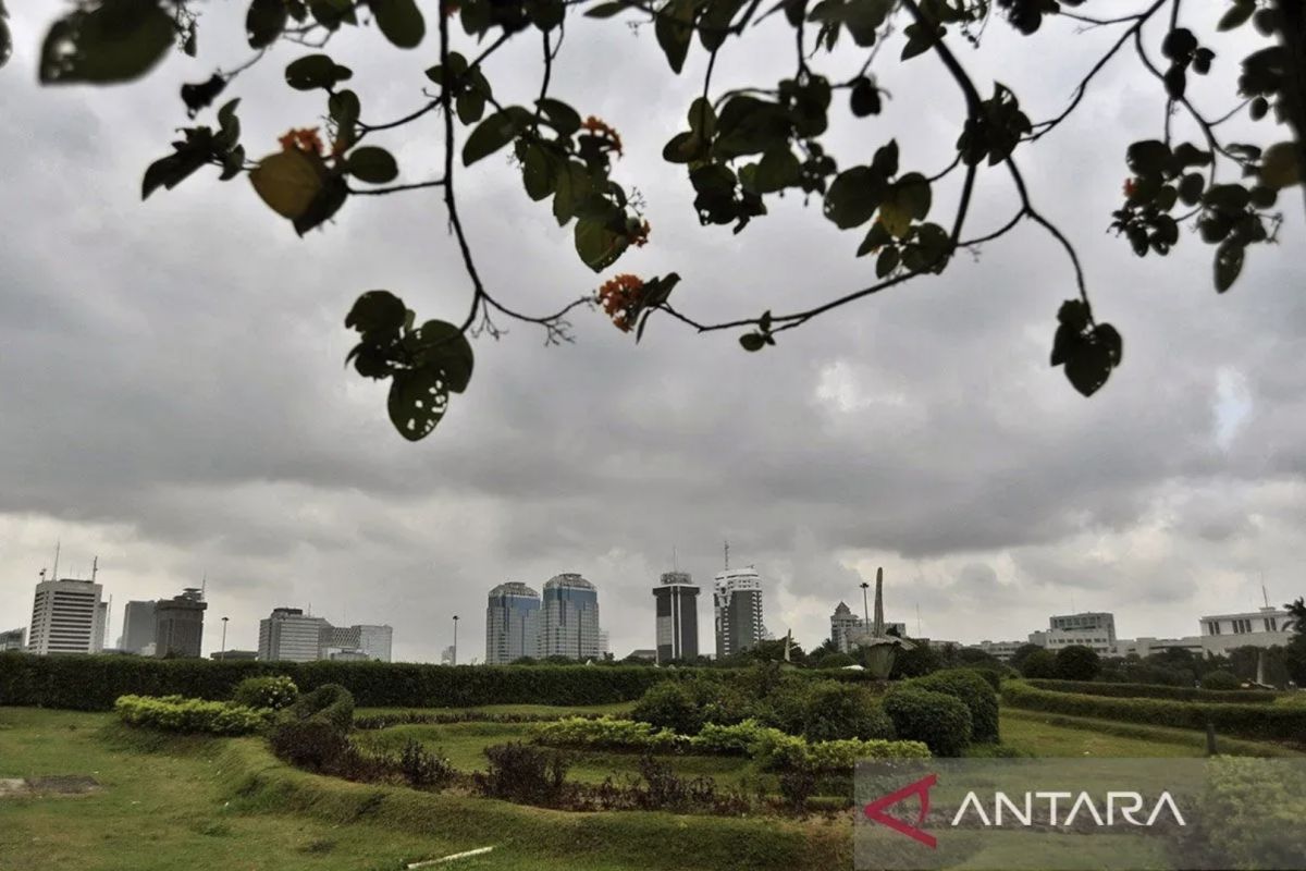 Rabu pagi, Jakarta berawan tebal