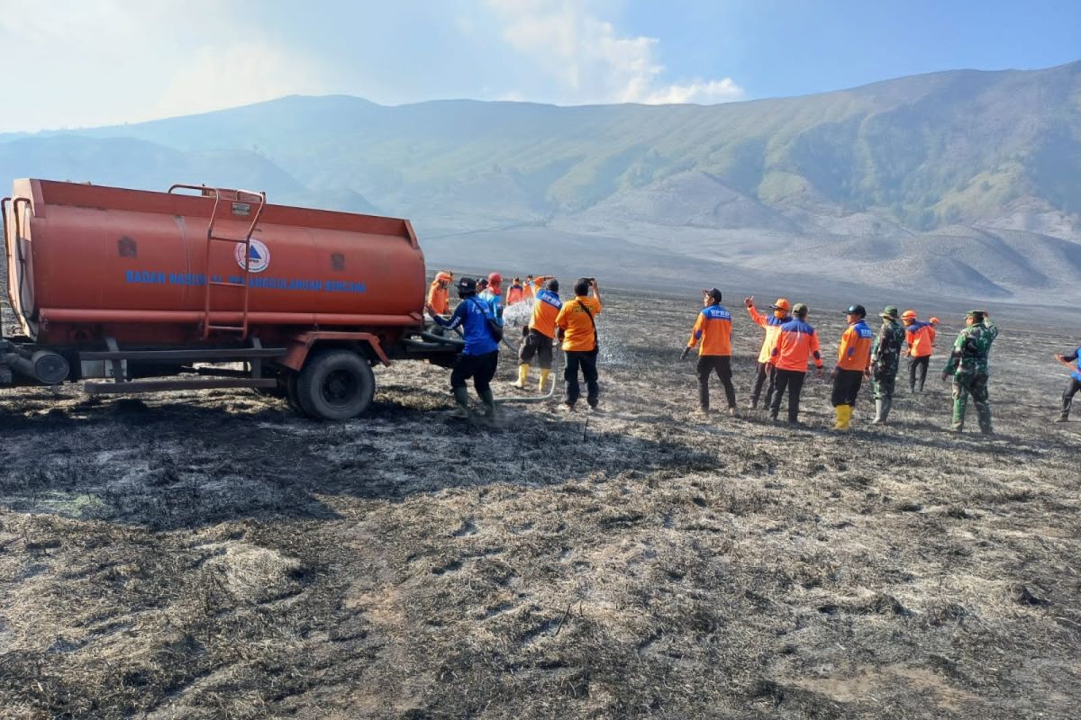 Petugas gabungan lakukan pendinginan karhutla di Gunung Bromo