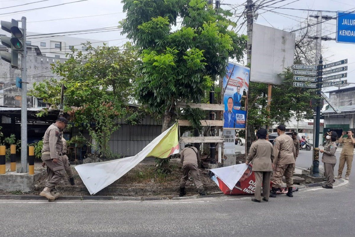 Satpol PP Belitung tertibkan spanduk dan reklame tanpa izin