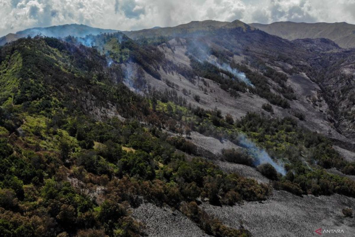 Petugas fokus padamkan titik api di Gunung Mungal