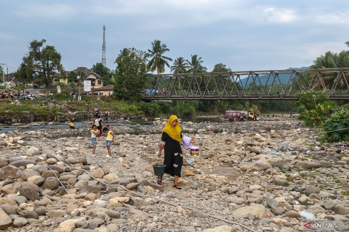 Distribusi bantuan air bersih di Lebak tembus 21 kecamatan