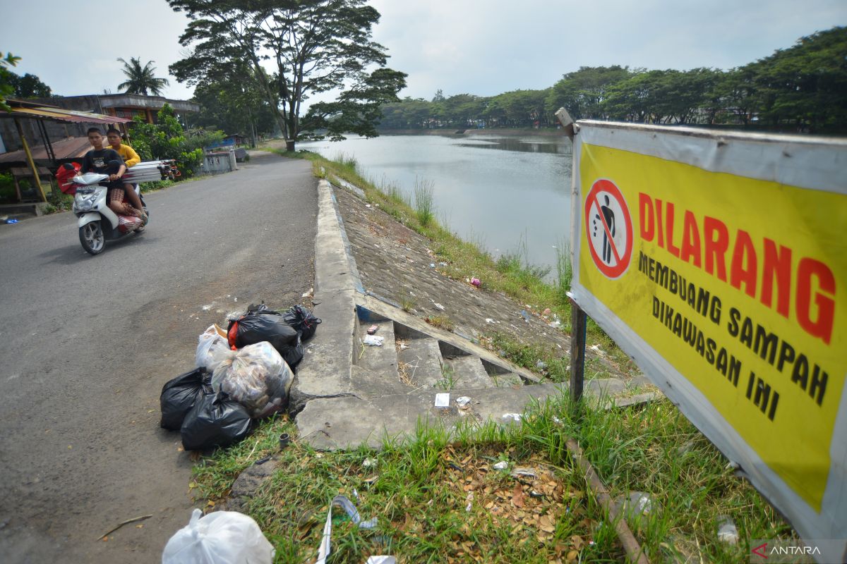 Satgas tindak warga buang sampah sembarangan di Pekanbaru
