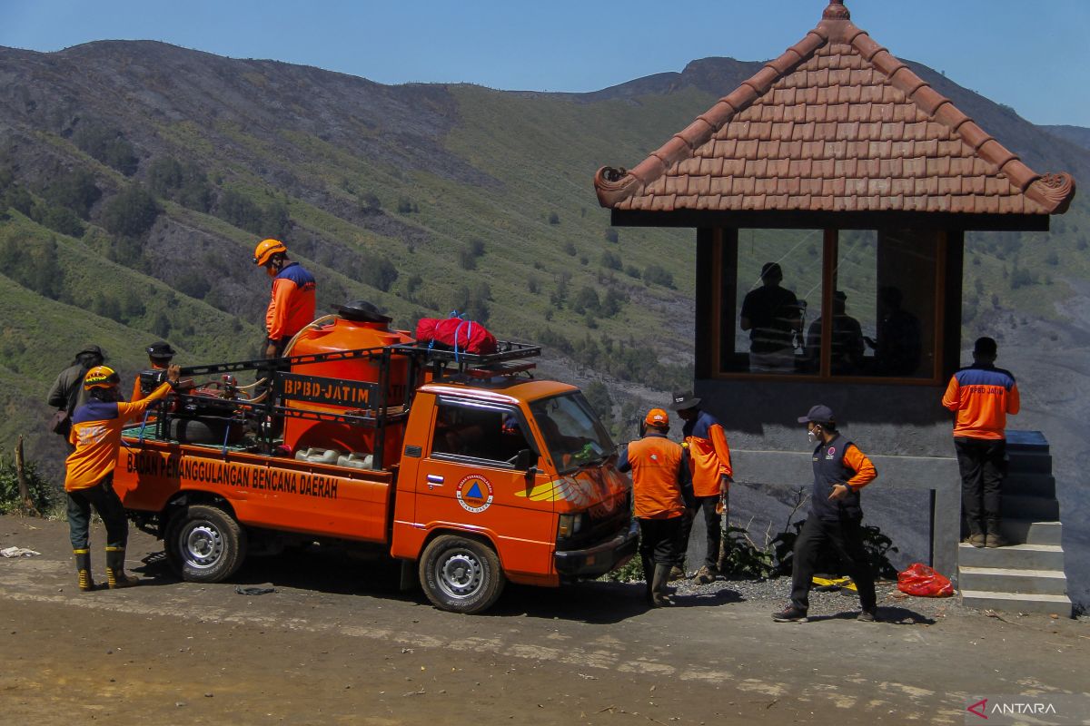 BPBD Jatim: Satgas darat basahi lahan usai karhutla Bromo padam