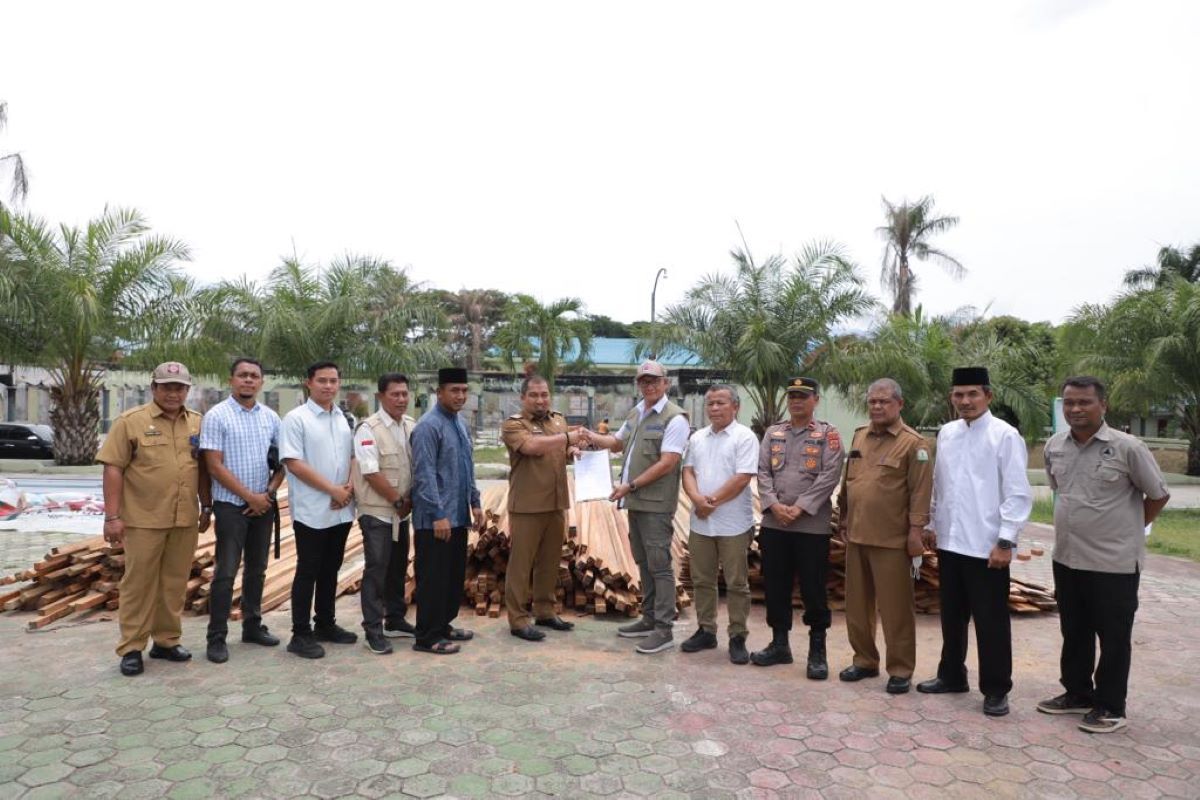 Pj Gubernur Aceh bantu material pembangunan Gontor 8