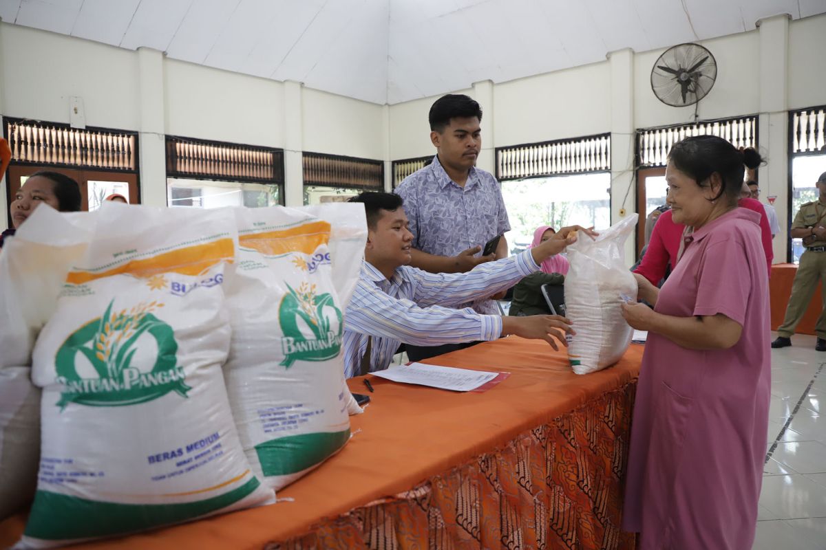 Pemkot Surabaya salurkan bantuan beras tahap II ke penerima manfaat